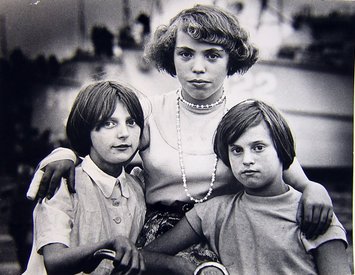 <p>Portret van drie jonge meisjes bij een fiets, Amsterdam, 1956</p>